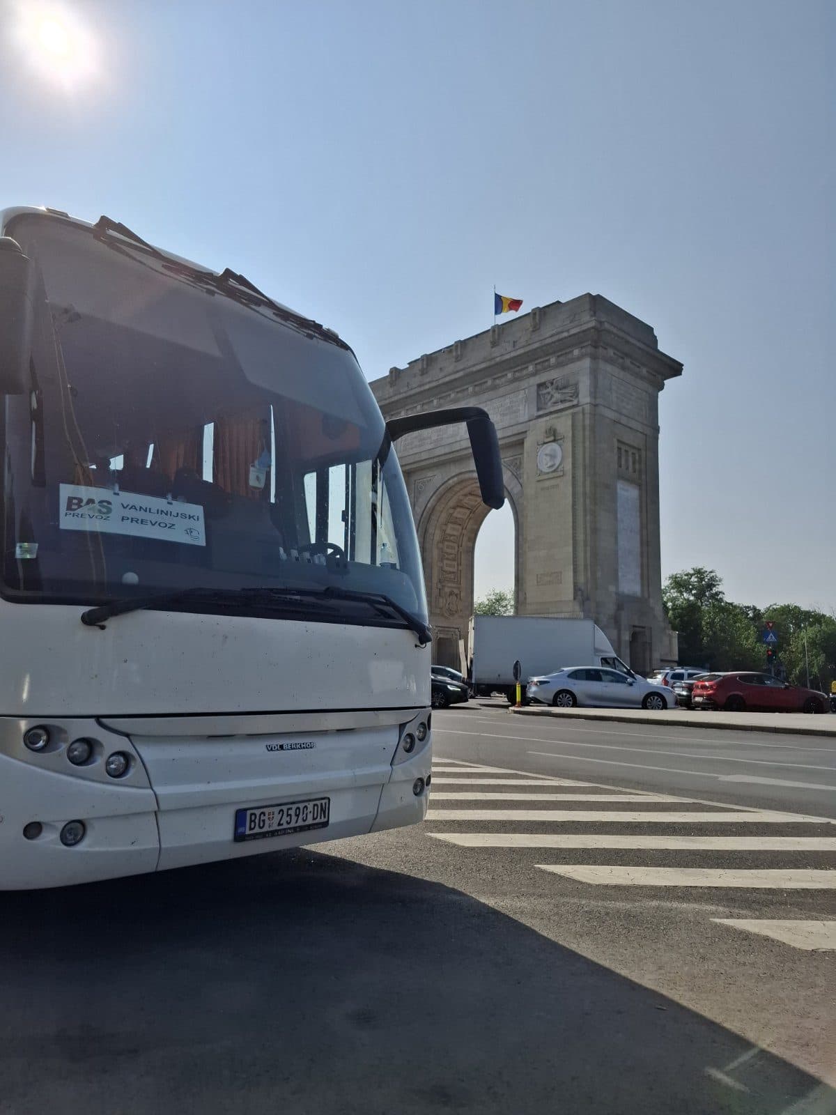 Coach beside a triumphal arch
