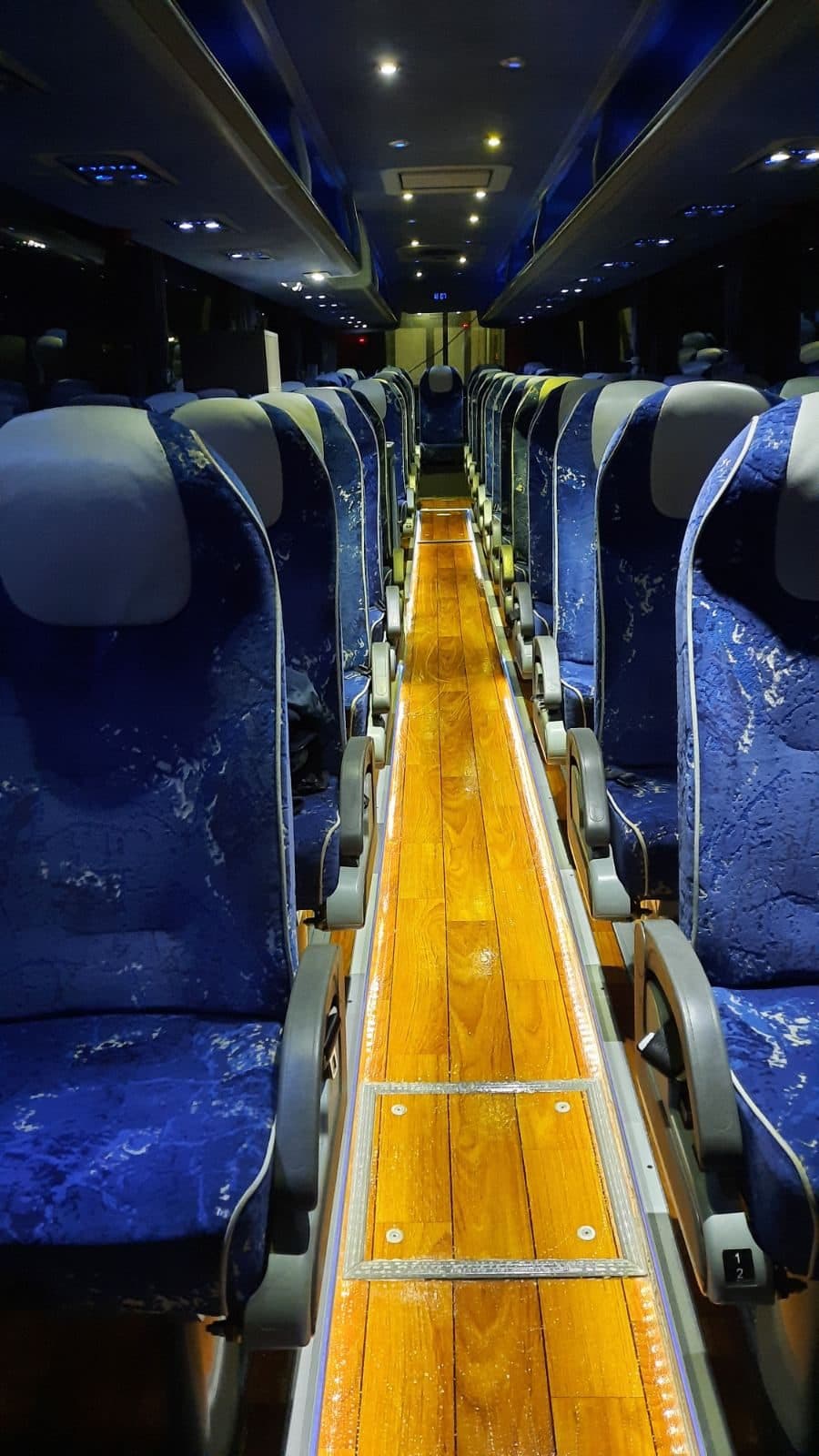 Aisle with a wooden floor in the Van Hool coach