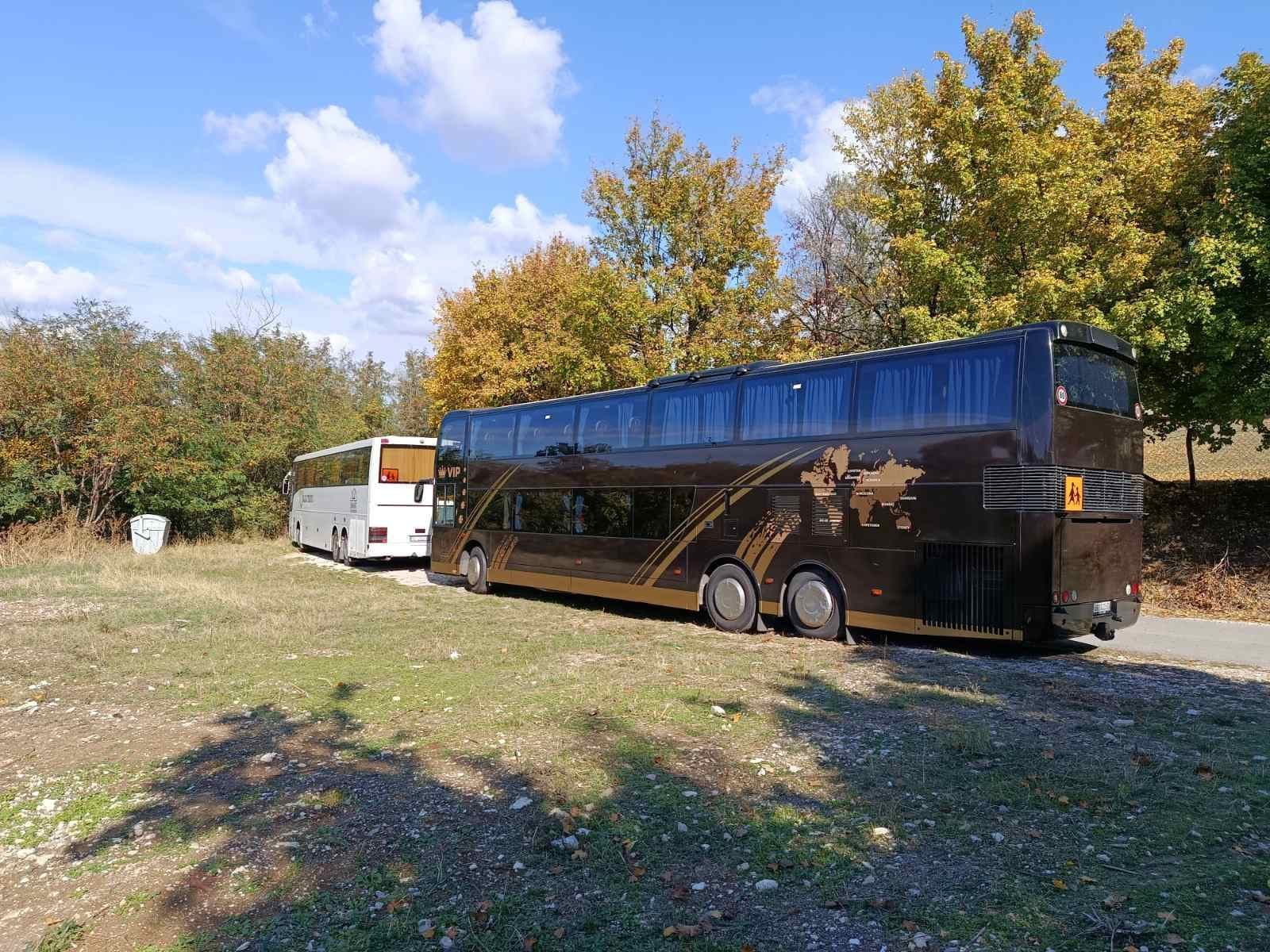 VDL Synergy VIP and a white coach in an autumn clearing
